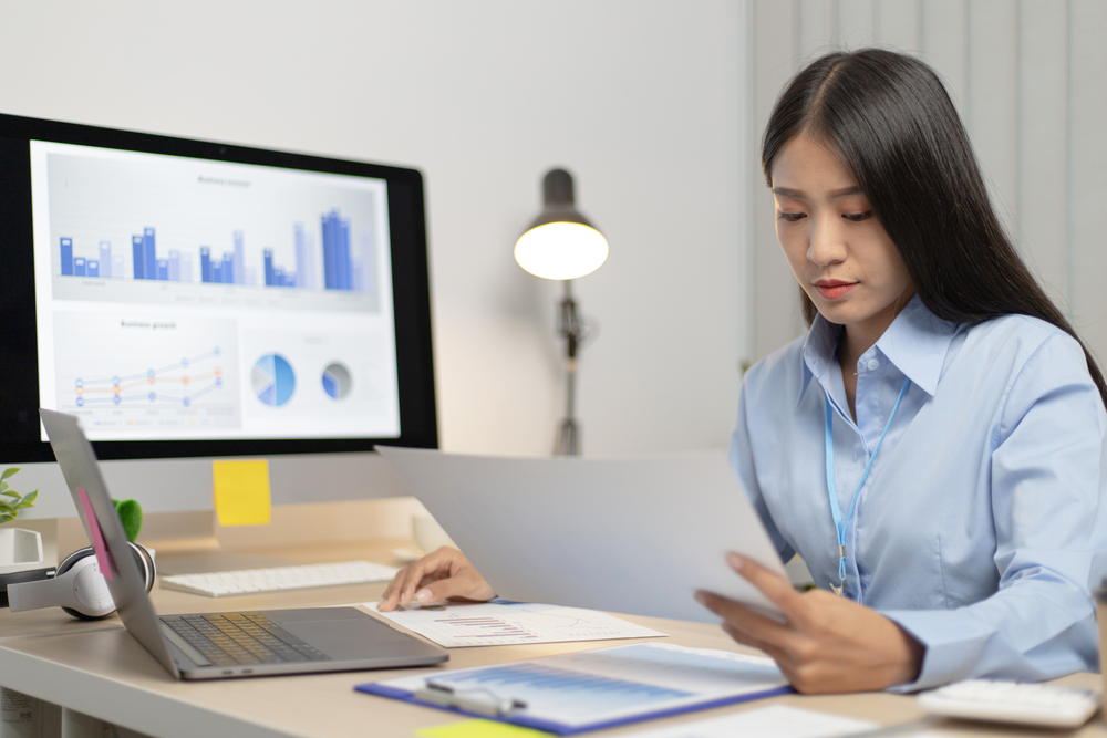 womanconcentrationondocument